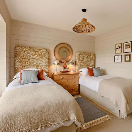 2 Bed In Oc-92946 Holiday home *