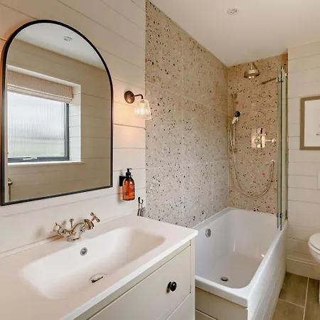 2 Bed In Oc-92946 Holiday home *